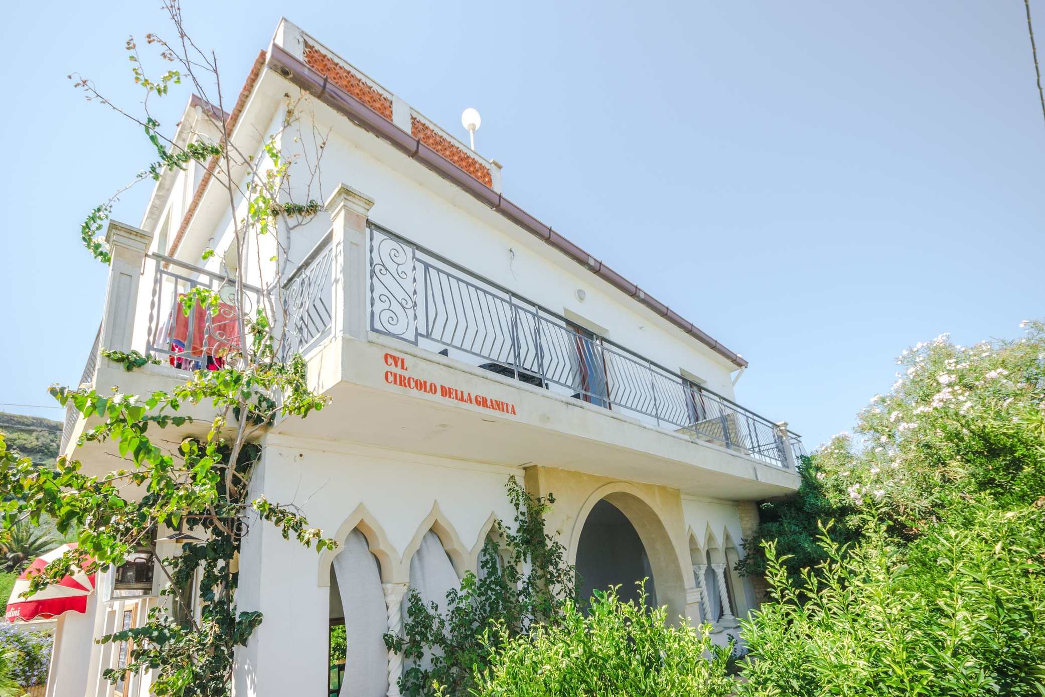 Il mare, la natura e una casa sulla spiaggia