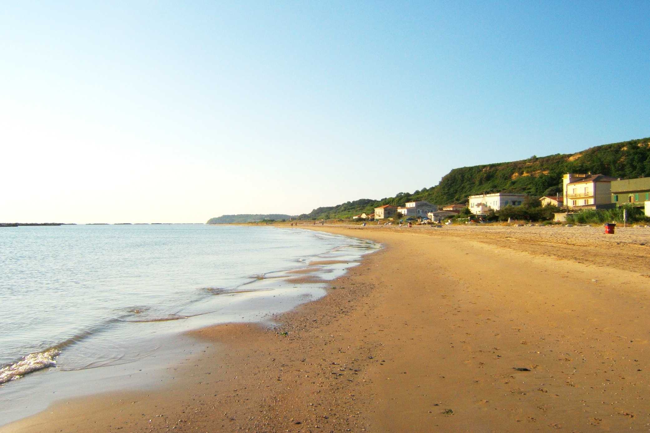Spiaggia ampia, natura, poche case basse, uno dei luoghi poco affollati - Una spiaggia naturale e naturista Lgbt friendly
