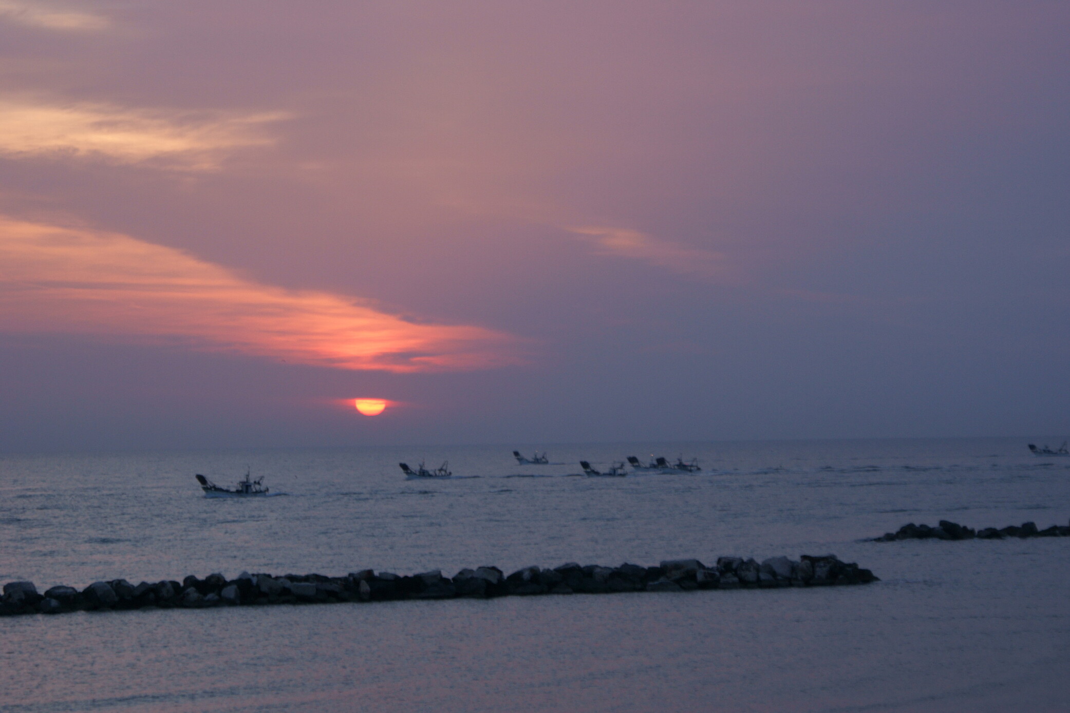 Pescatori all'alba al mare della stazione di Tollo