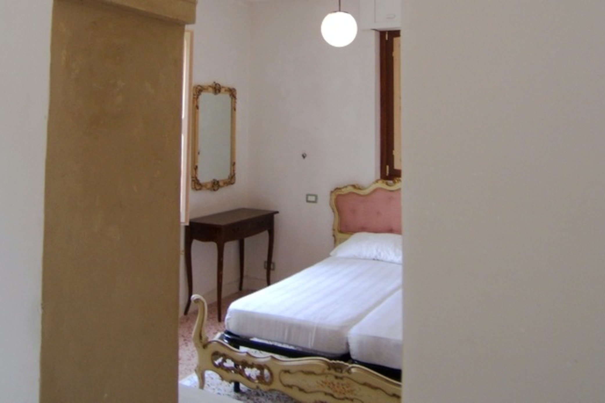 Una bella stanza senza troppi fronzoli, direttamente sul mare